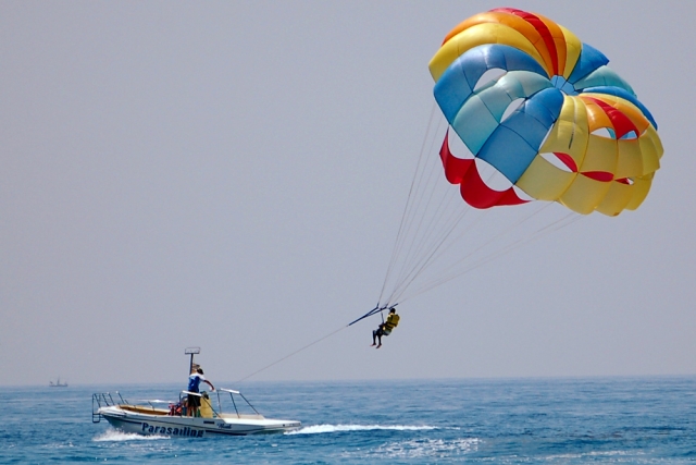 Parasailing arrastrado por la lancha
